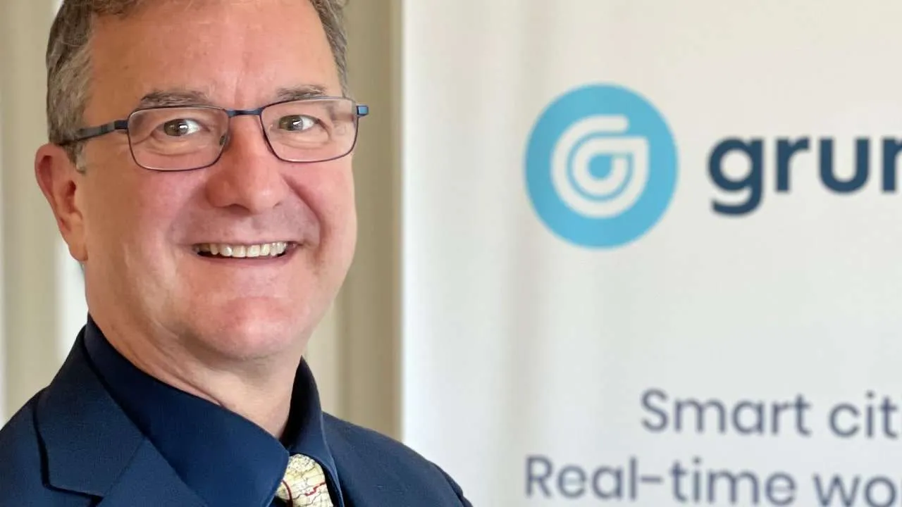 Peter Kinne smiling beside a Gruntify pull-up banner